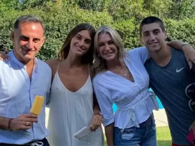 Yanina Latorre con sus hijos y Diego Latorre