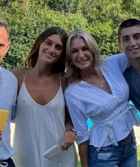 Yanina Latorre con sus hijos y Diego Latorre