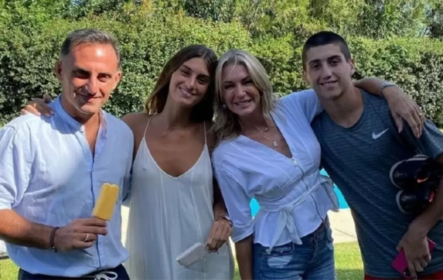 Yanina Latorre con sus hijos y Diego Latorre