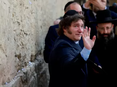 Javier Milei llorando en el Muro de los Lamentos