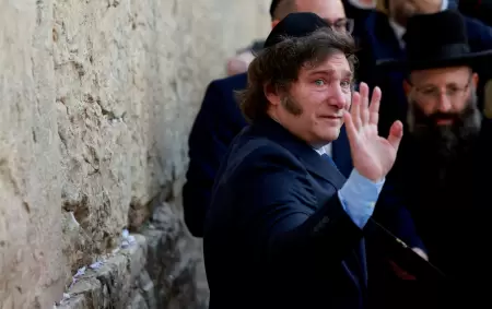 Javier Milei llorando en el Muro de los Lamentos