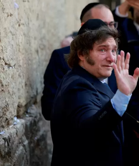 Javier Milei llorando en el Muro de los Lamentos