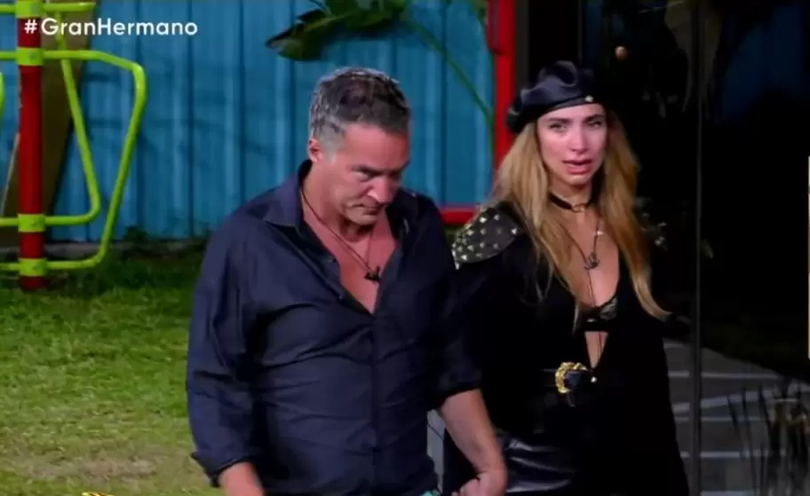 Solange Abraham llorando en el patio tras su cruce con Nazareno Pompei