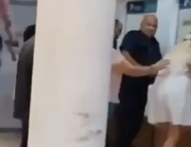 Una mujer estall� en plena ventanilla cuando intentaba pagar una factura vencida.