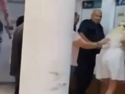 Una mujer estall� en plena ventanilla cuando intentaba pagar una factura vencida.