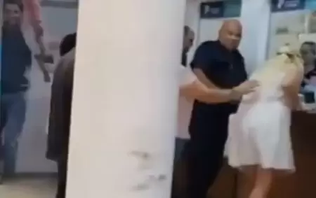 Una mujer estall� en plena ventanilla cuando intentaba pagar una factura vencida.