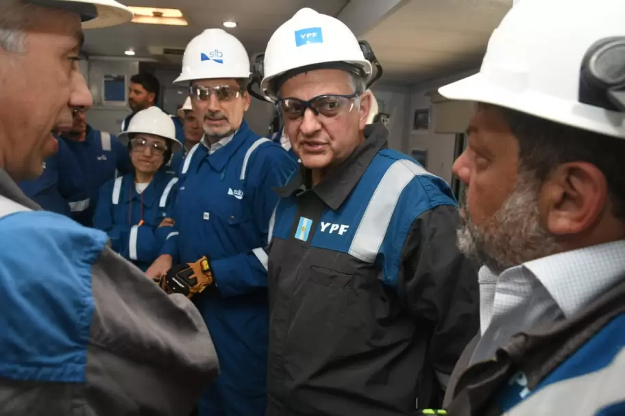 Horacio Mar�n encabez� una recorrida en Loma Campana junto al CEO global de SLB