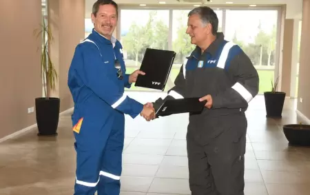 Horacio Mar�n encabez� una recorrida en Loma Campana junto al CEO global de SLB