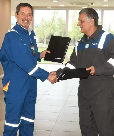 Horacio Mar�n encabez� una recorrida en Loma Campana junto al CEO global de SLB