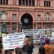 Empujones, gritos y denuncias de represi�n: la discapacidad en crisis estall� frente a la Casa Rosada y hubo cruces con la polic�a