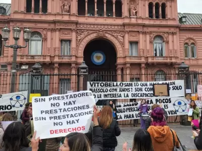 Personas con discapacidad, familias y prestadores denunciaron agresiones policiales en una protesta contra el ajuste del sector