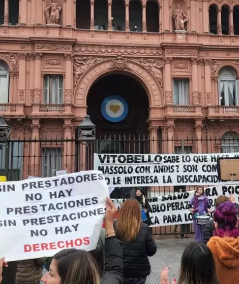 Personas con discapacidad, familias y prestadores denunciaron agresiones policiales en una protesta contra el ajuste del sector