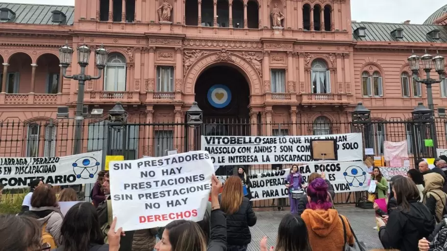 Personas con discapacidad, familias y prestadores denunciaron agresiones policiales en una protesta contra el ajuste del sector