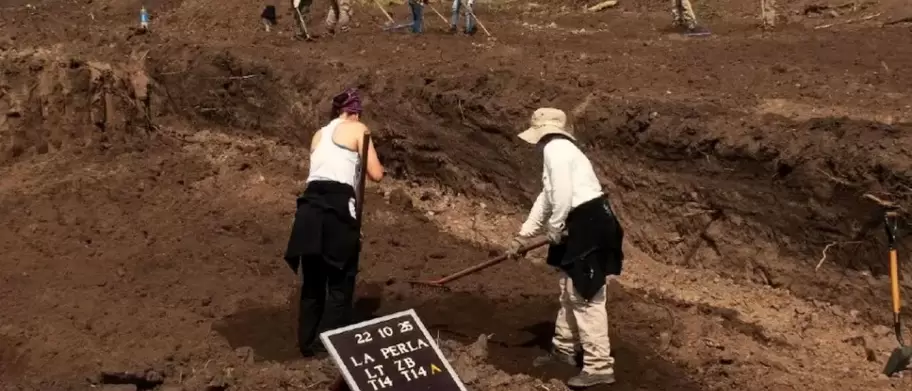 El equipo de EAAF en La Perla