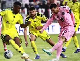 Lionel Messi dispara al arco, mil�simas de segundos antes de meter su gol 900 como profesional.