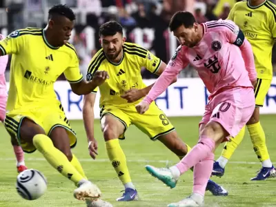 Lionel Messi dispara al arco, mil�simas de segundos antes de meter su gol 900 como profesional.