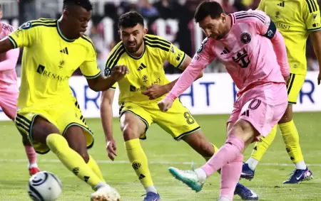 Lionel Messi dispara al arco, mil�simas de segundos antes de meter su gol 900 como profesional.