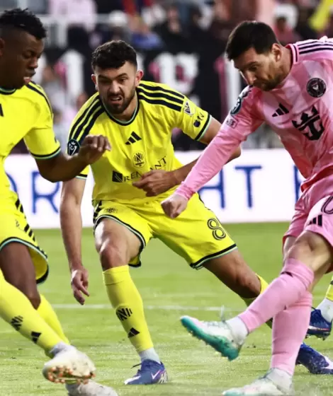 Lionel Messi dispara al arco, mil�simas de segundos antes de meter su gol 900 como profesional.