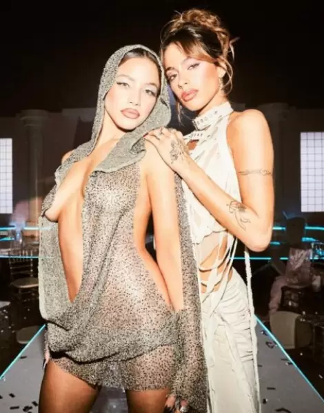 Emilia Mernes y Tini Stoesel