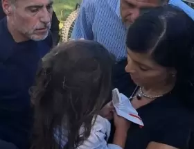 Apareci� con vida Esmeralda, la nena de dos a�os que moviliz� a C�rdoba