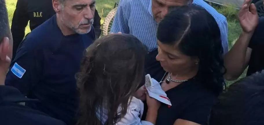 Apareci� con vida Esmeralda, la nena de dos a�os que moviliz� a C�rdoba
