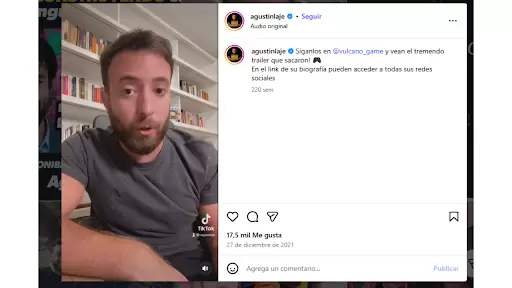 Agust�n Laje promocionando "Vulcano Game", de Mauricio Novelli