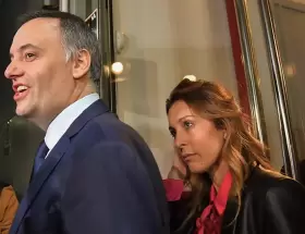 Bettina Angeletti y Manuel Adorni