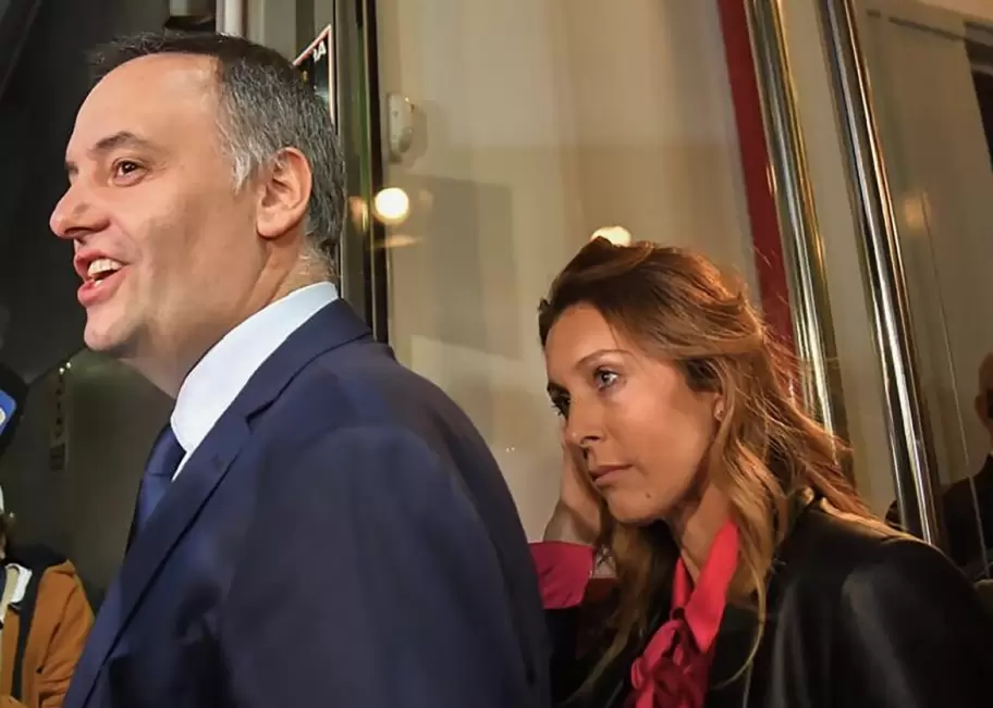 Bettina Angeletti y Manuel Adorni