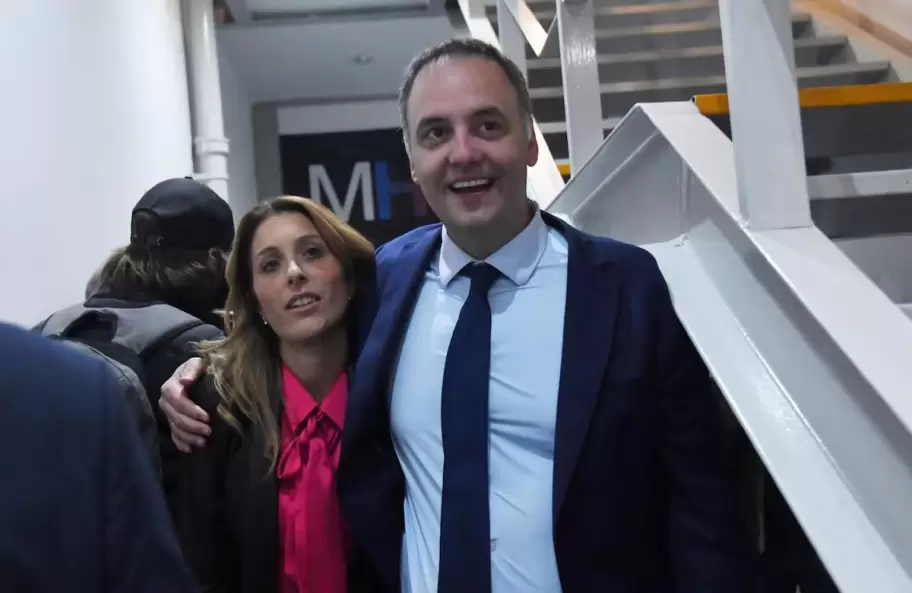 Bettina Angeletti y Manuel Adorni