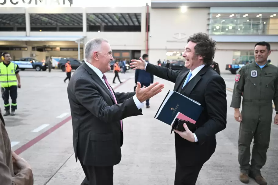 Milei estuvo en Tucumán con Osvaldo Jaldo y luego voló a Budapest