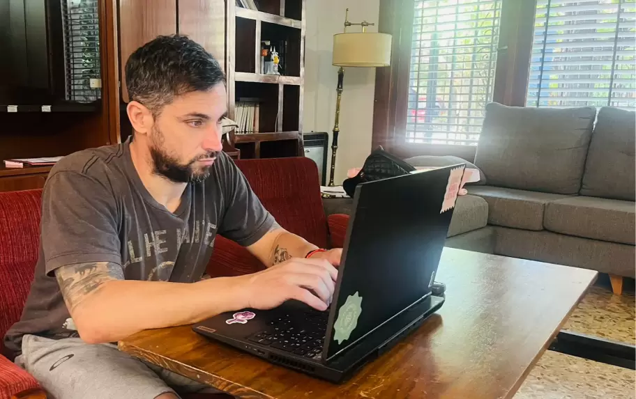 Agust�n Zainovich es abogado y escritor.