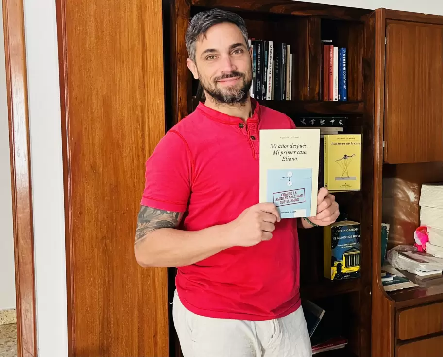 Agust�n Zainovich junto a su primera novela corta.
