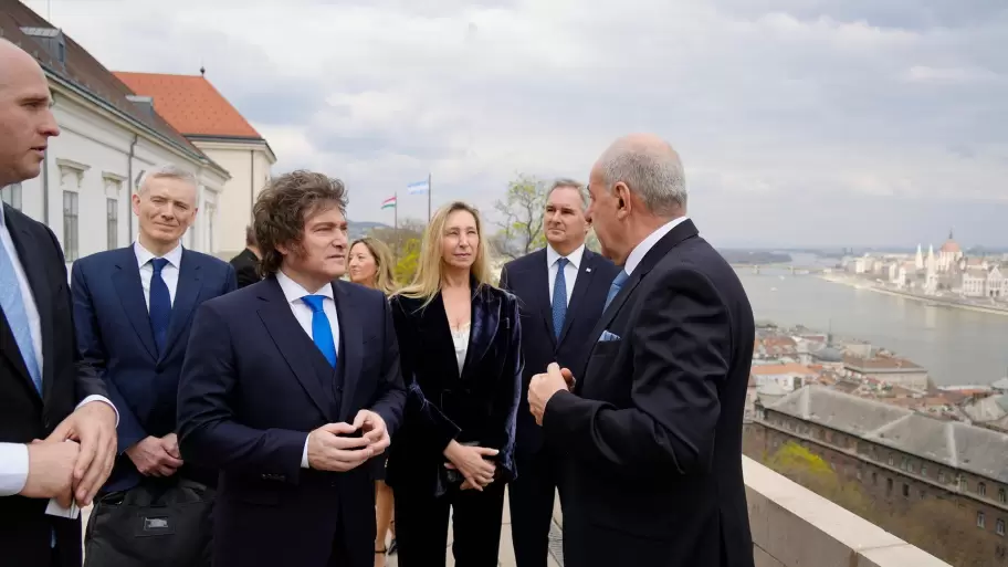 Javier Milei junto a la comitiva argentina y Viktor Orb�n