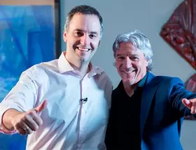 Manuel Adorni y Marcelo Grand�o, el beneficiado por la amistad con el funcionario.