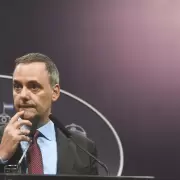 Escribana con acceso a la Rosada, jubiladas con beneficios culturales y un �viaje a Haw�i?: la trama que complica a Adorni