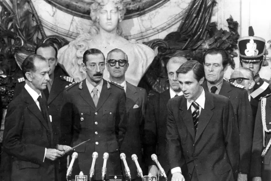 Jos� Alfredo Mart�nez de Hoz y Rafael Videla toman juramento a Guillermo Walter Klein como secretario de Programaci�n y Coordinaci�n Econ�mica