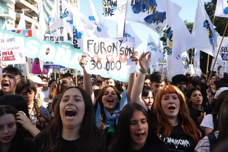 La C�mpora ya inici� su recorrido habitual pero este a�o exige la libertad de Cristina Kirchner