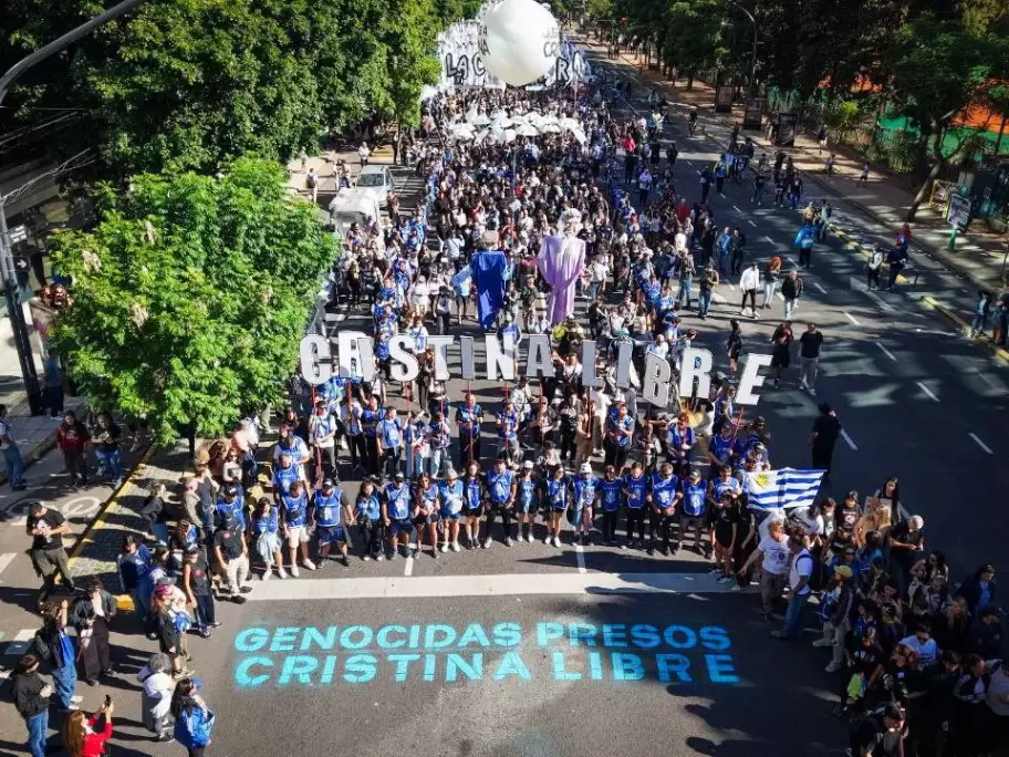 La C�mpora ya inici� su recorrido habitual pero este a�o exige la libertad de Cristina Kirchner