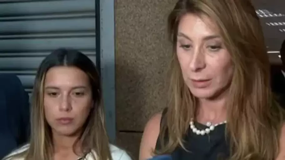 Agostina P�ez y su abogada Carla Junqueira.