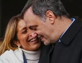 Bettina Angeletti y Manuel Adorni