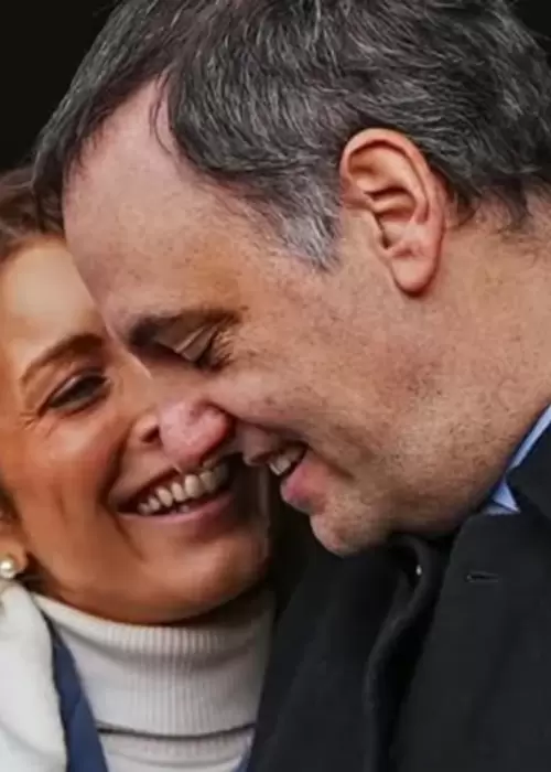 Bettina Angeletti y Manuel Adorni