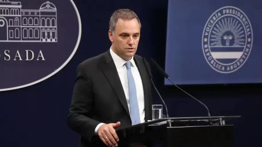 La conferencia de prensa de Adorni sali� tan mal que ni los suyos pudieron defenderlo