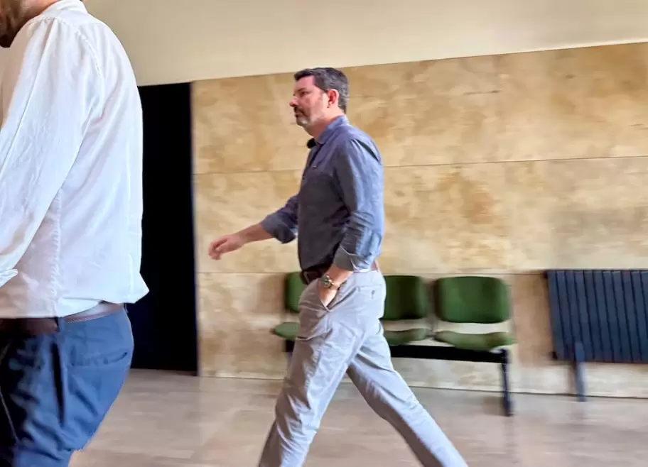 El piloto y broker de vuelos Agust�n Issin Hansen en Comodoro Py.