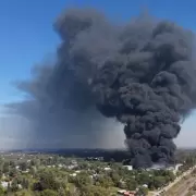 Infierno que no se apaga: el fuego volvió a devorar el depósito de materiales plásticos y pinturas en Francisco Álvarez