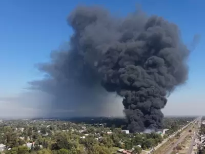 El fuego devor� el dep�sito de materiales pl�sticos y pinturas en Francisco �lvarez