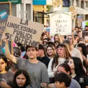Clases en la vereda del poder: docentes y estudiantes llevan el reclamo universitario a la puerta de la casa de Adorni