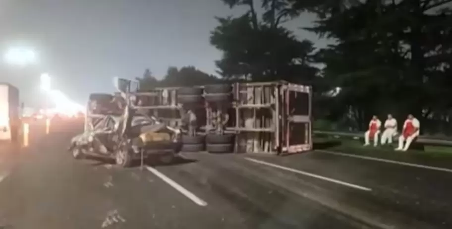 Un camión cargado con carne y un auto particular colisionaron en medio de una densa niebla.