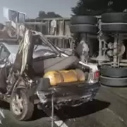 Niebla, p�rdida de control y carne: un choque y vuelco paraliz� la Riccheri en la madrugada