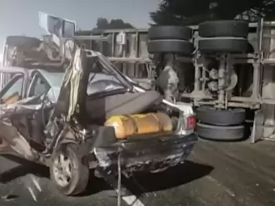 Un cami�n cargado con carne y un auto particular colisionaron en medio de una densa niebla.