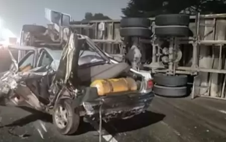 Un cami�n cargado con carne y un auto particular colisionaron en medio de una densa niebla.